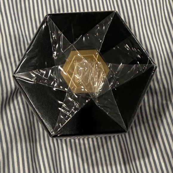 Serum X-Y Chromosome
Luxurious Black and Gold Skincare Peel - Picture 11 of 12